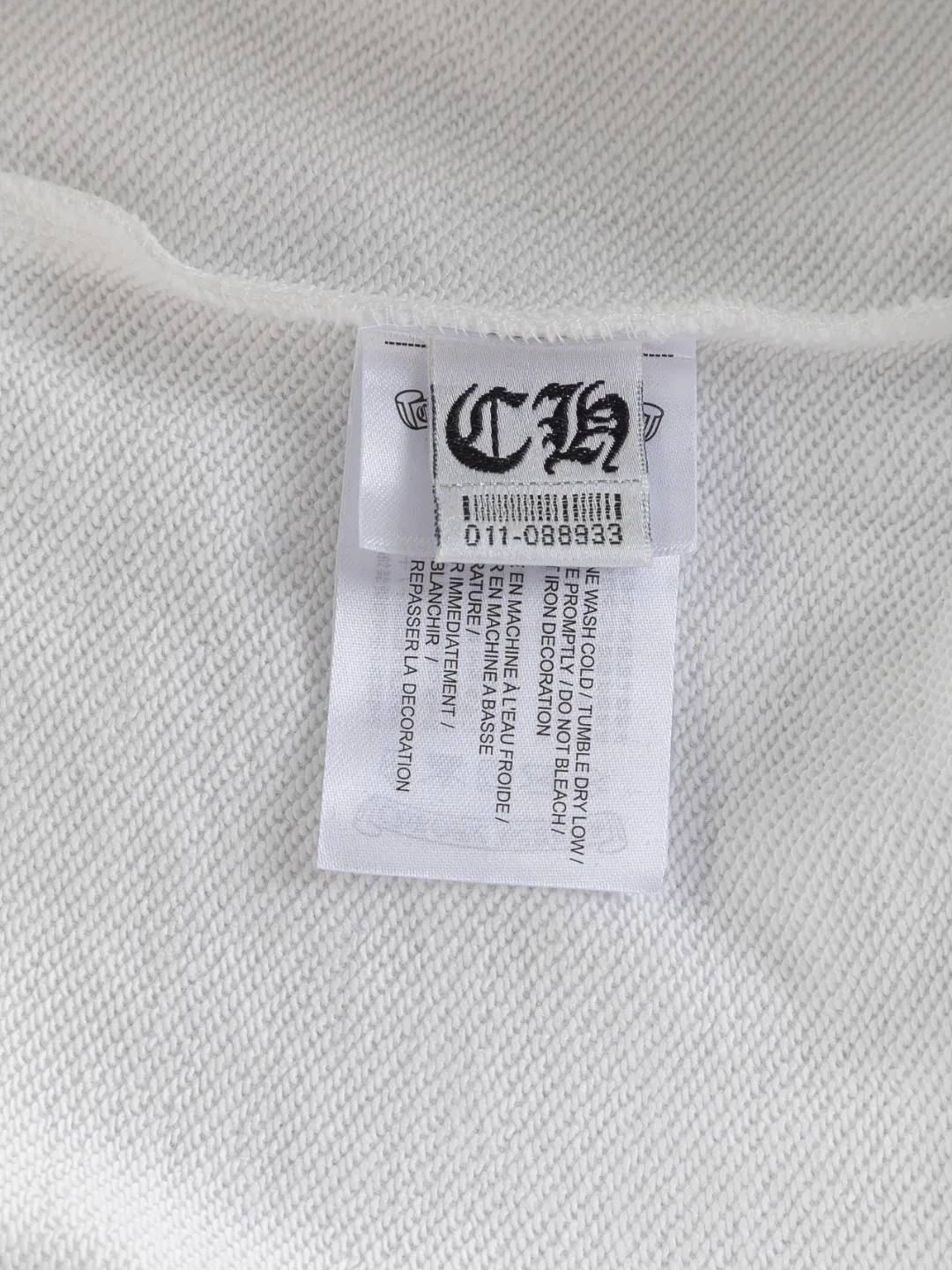 P240 Chrome Hearts CH Cross 25SS Autumn and Winter Sweatshirt Early Autumn Classic Colorful Horseshoe Patch Embroidery on the Chest Colorful Cross ✝️🪡Embroidered Logo on the Back Round Neck Pullover Sweatshirt, a popular style, a style that both men and women like, same style for men and women, 100% chance of turning heads when you wear it when you go out! It’s all about being handsome. The designer’s classic sense is precisely grasped. The whole piece of clothing is heavy. Industrial washing process. Ready-made garments are dyed + sprayed for a horse effect. The double-wash process is very recognizable. It uses heavy washing to make it distressed. The edges of the patch are slightly rolled and naturally distressed. It has a three-dimensional sense of layering and a little damage. It is very visually lethal. It adheres to Kroxin's consistent rough style. The chest and back are large, and the horseshoe flower printed patch pattern is embroidered and decorated. It is also decorated with silver metal engraved distressed buttons. The classic elements full of brand recognition instantly enhance the overall sense of grade and specification. Its texture is quite high-end! The overall feeling is high-end, simple and elegant, with silver hardware accessories, a full set of customized accessories, and the pattern of the entire dress is all decorated with patchwork three-dimensional embroidery technology, which is the finishing touch of the entire dress. The design on the back is even more eye-catching! ! This full back is so cool, it’s full of design, and the overall upper body style highlights fashion and individuality. Wearing it together as a couple is even more popular on the street. I recommend the early autumn sweatshirt! ! The fabric is a unique 440g 100% cotton, which is skin-friendly, breathable, warm to the touch, firm in texture, and smooth in lines. It can be called a back killer, which has very strict requirements on craftsmanship and cost. The smooth neckline, flat cuffs and hems are large and tightly stitched, tight and orderly, and the details are perfect. The consistent OS version can be worn alone or layered. It is very casual, but very iconic! It is simply the flagship of high-end trendy brands and must be included in your wardrobe. It has the American fashion spirit of freedom and individuality, and is highly recognizable and stylized! Color: Black White Size: S-XL Size chart: S: Shoulder width 51-Bust 56-Length 69 M: Shoulder width 52.5-Bust 58-Length 71 L: Shoulder width 54-Bust 60-Length 73 XL: Shoulder width 55.5-Bust 62-Length 75